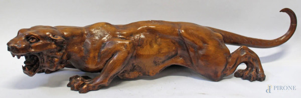Scultura raffigurante pantera in legno, h.cm 14, lung.cm 75.