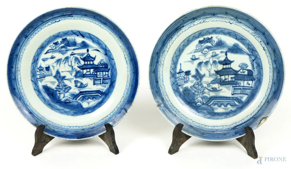 Coppia di piatti in porcellana bianca e blu, decoro raffiguranti paesaggi, diam. cm 22,5, arte orientale, XX secolo, (difetti)