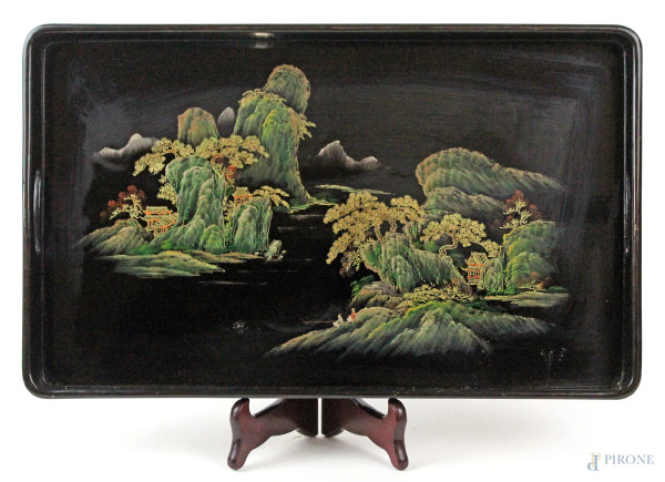 Vassoio in legno laccato e dipinto a soggetto di paesaggio orientale, cm 26x40, XX secolo