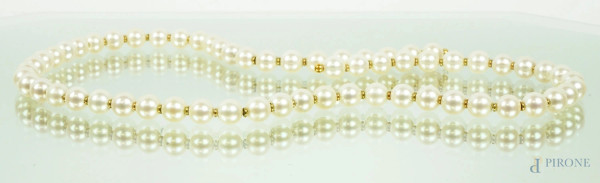Collana di perle giapponesi coltivate e oro, (difetti alla chiusura).