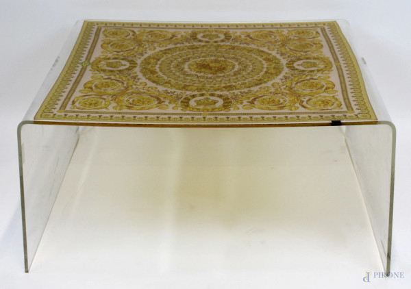 Basso tavolino con struttura in  plexiglass e piano con foulard Atelier Versace, cm h 44x90x94,5, (difetti).