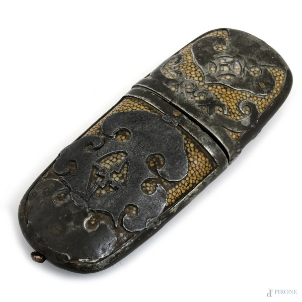 Occhiali con custodia in metallo e fantasia galuchat. Cina, XIX-XX secolo, cm 17,5x7, (segni di usura, difetti)