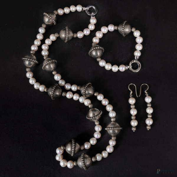 Parure con perle e argento, lunghezza collana cm 68; lunghezza bracciale cm 20