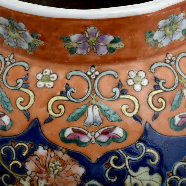 Coppia di cachepot in ceramica policroma con decori floreali a rilievo con coperchi con presa a g...