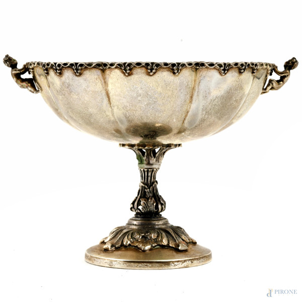 Alzatina centrotavola in argento 800/000 circolare polilobata con prese a foggia di puttini e fusto cesellato a motivi vegetali, cm 12,5x19x16,5, peso gr 300