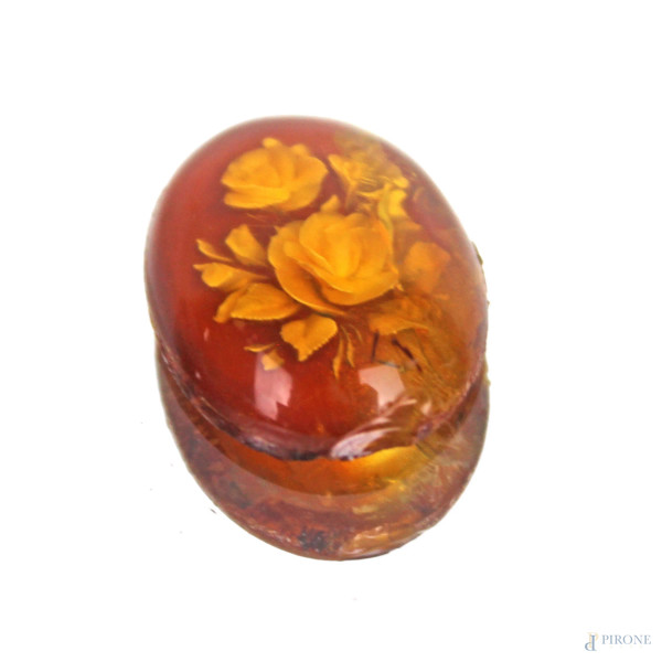 Cabouchon in ambra con incisione raffigurante fiori, cm 3, (difetti)