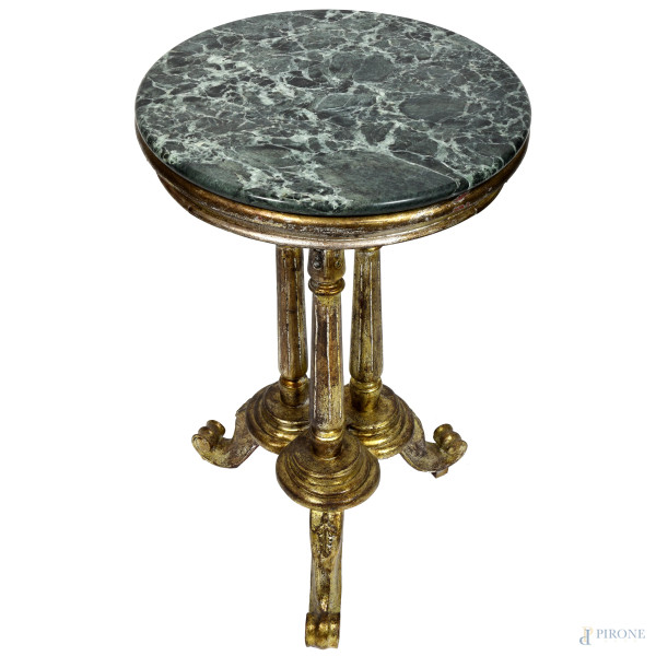 Tavolinetto tondo con piano in marmo e struttura in legno intagliato e dorato a tre gambe centrali terminanti a ricciolo. XX secolo, cm 84x49,5, ( segni di usura, scalfiture, difetti)