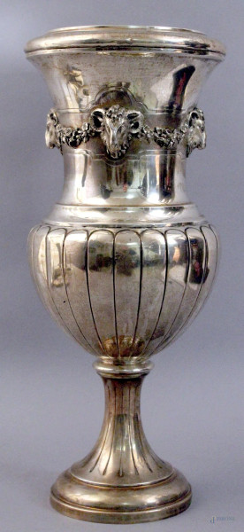 Vaso in argento con fascia a decoro di teste d&#39;ariete, altezza 35 cm, gr. 710.