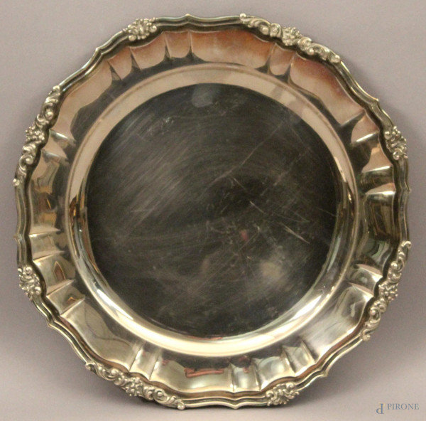 Piatto centrotavola di linea tonda in argento con bordo centinato, diametro 32 cm, gr. 780.