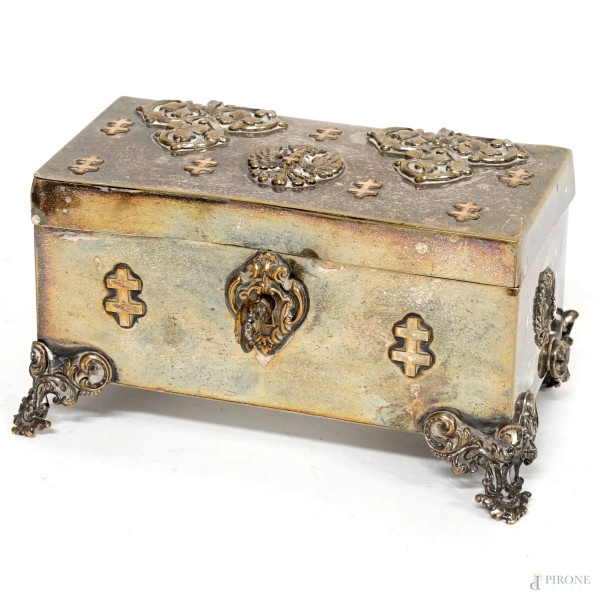 Cofanetto in metallo argentato con decori cesellati, poggiante su quattro piedini a ricciolo, peso gr. 270, cm 7x13x7,5 (difetti)