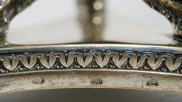 Coppia di candelabri a quattro fuochi in argento con decori a cesello, inizio XX secolo, peso gr....