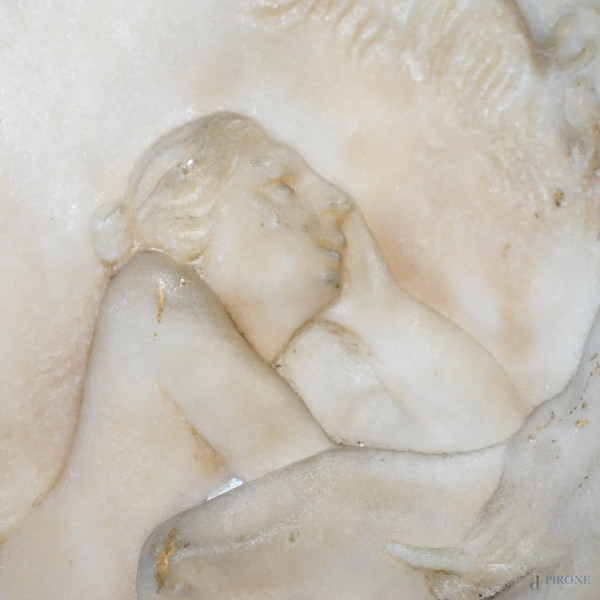 Bassorilievo in marmo bianco del XVIII secolo, di forma ovale raffigurante un satiro con una ninf...