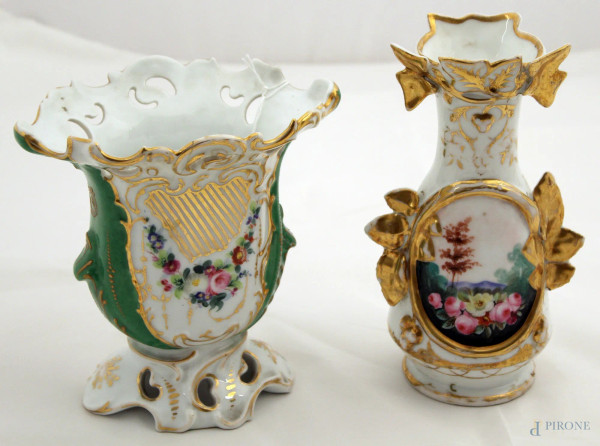 Lotto di due vasi Luigi Filippo in porcellana a decoro di fiori, (difetti), h. 18x21 cm