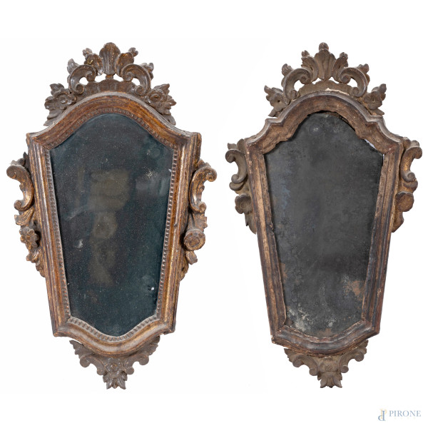 Lotto di due specchierine in legno intagliato e dorato, inizi del XX secolo, misure massime cm 54x33 (cadute di doratura, difetti, scalfiture)