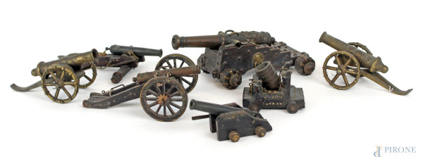 Lotto di sette modellini di cannoni in bronzo e ottone, montati su basi in legno, misure max cm 6x17x12, epoche diverse, (difetti e mancanze).
