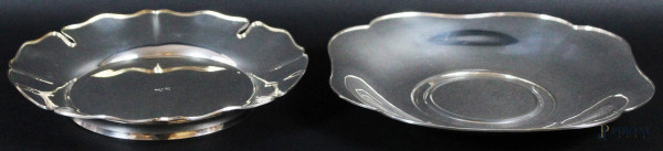 Lotto di due centrotavola in argento con bordi smerlati, diametro max cm 29, gr. 690