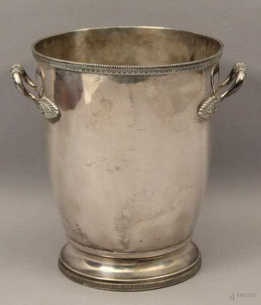 Portachampagne in argento con bordi e manici cesellati, bolli Alessandria, H 24 cm, diametro 19 cm, gr. 1230.