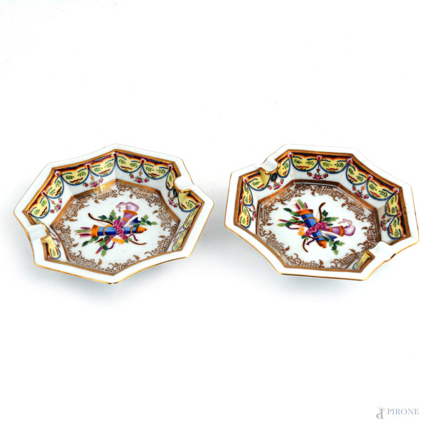 Lotto di due posacenere in porcellana, XX secolo, cm 3x16,5, (segni di usura)