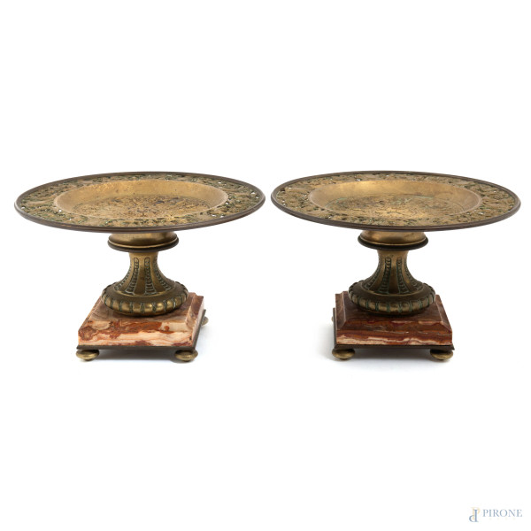 Coppia di alzatine in marmo e bronzo dorato e cesellato, XX secolo, cm 15,5x24,5, (segni di usura, piccole scalfiture, difetti)