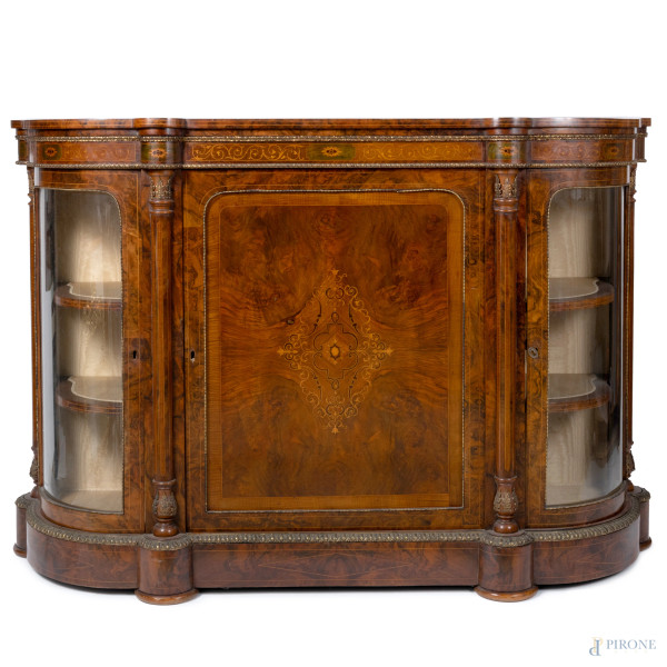 Servante impiallacciata in radica e intarsiata in varie essenze con anta centrale fiancheggiata da semicolonne e sportelli laterali convessi a vetrina. XX secolo, cm 109,5x160,5x45,5 (graffi,segni di usura, difetti)