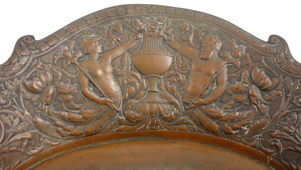 Lotto composto da un centro tavola ovale in metallo sbalzato con decori vegetali e figure e un va...