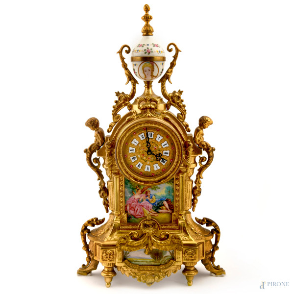 Orologio da camino in bronzo dorato con inserti in porcellana policroma, XX secolo, cm 48x27 (mancanze e meccanismo da revisionare) -