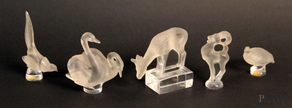 Lotto composto da cinque animaletti in vetro sabbiato, firmati Lalique, H massima 9 cm.