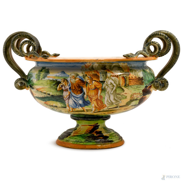 Centrotavola biansato con prese serpentiformi dipinta ad ornato a paaesaggio, XX secolo, cm 31x46x23 (difetti di cottura, cadute di smalto stannifero e rotture)