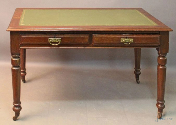 Tavolo scrittoio in mogano a due cassetti con piano in pelle, poggiante su quattro gambe, XIX sec, h. cm 73,larg. cm 116, prof. cm 68.