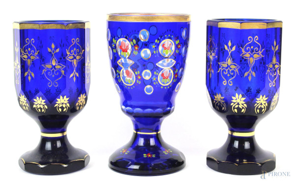 Lotto di tre calici in cristallo blu, decorati a motivi floreali argentit e policromi, altezza max cm. 16, XX secolo.