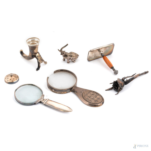 Lotto di oggetti vari in argento, peso lordo complessivo gr 190, misura massima cm 11x5, (difetti)