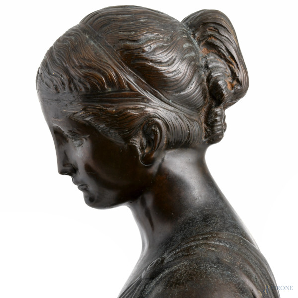 Ebe, XX secolo, scultura in bronzo, altezza cm 78, firmata, (lievi segni di usura)