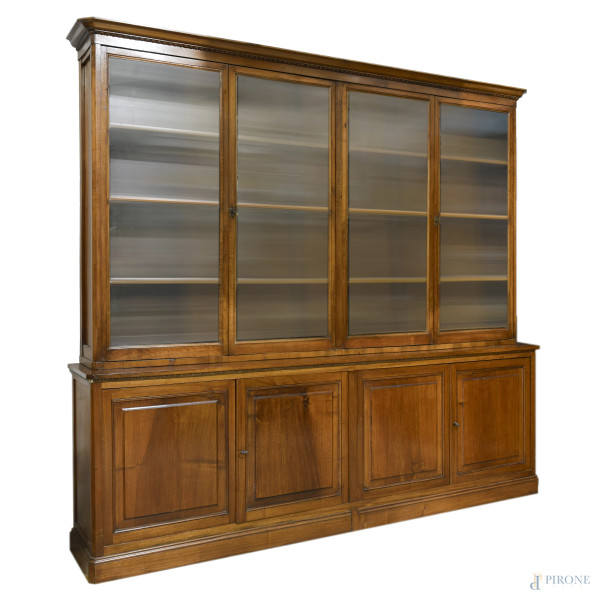 Grande libreria in noce con corpo superiore a doppia anta vetrata e corpo inferiore a doppia anta modanata, XX secolo, cm 222x240x42, (segni di usura, scalfiture, difetti, restauri)