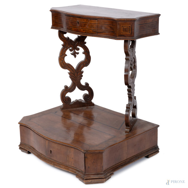 Inginocchiatoio in legno intarsiato in varie essenze e filettature in bosso. Gambe riccamente int...