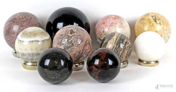 Lotto di dieci sfere in vari marmi, altezza max cm 13, XX secolo