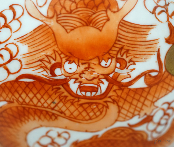 Potiche in porcellana con decorazioni policrome raffiguranti dragoni, galli e motivi floreali, Ci...