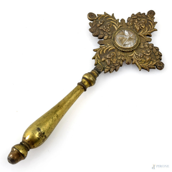 Croce in metallo dorato per ex voto, XX secolo, cm 18,5x8 (difetti)