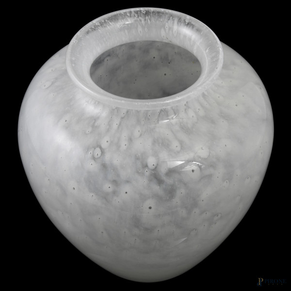 Vaso Steuben White Clutha Art Dèco, nei toni del bianco latte con bolle incorporate, XX secolo, a...