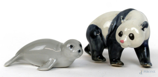 Panda e foca, lotto di due sculture in porcellana policroma,  alt. max cm 6,5, XX secolo.