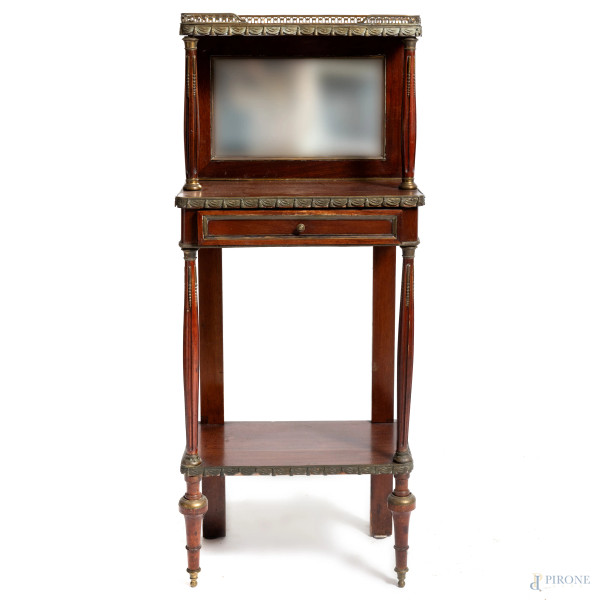 Mobiletto da toeletta  in legno e inserti in metallo cesellato, con tre ripiani sorretti da colonnine e alzata specchiata, XX secolo, cm 117x48x30, (segni di usura, scalfiture, difetti)