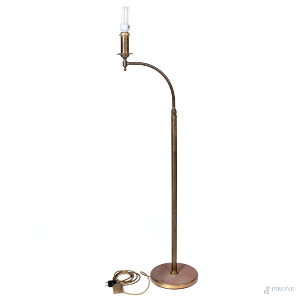 Lampada da terra con stuttura in ottone e metallo, XX secolo, altezza cm 137, (Segni di usura, da revisionare)