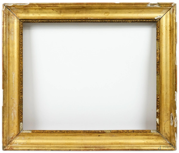 Cornice in legno dorato, XIX-XX secolo, profilo interno a motivi fogliacei, battuta esterna liscia, ingombro cm 59,5x50, battente cm 48,5x39,5, (difetti)