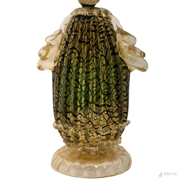 Coppia di candelabri a foggia di figure veneziane in vetro di murano trasparente, verde e nero co...