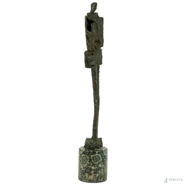 Senza titolo, scultura in bronzo brunito, cm h 35,5, firmato Giunta, base in marmo