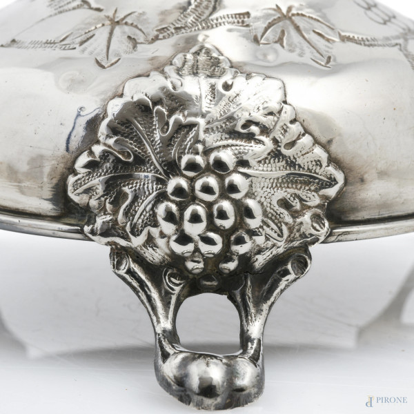 Portacandela a tre piedini decorato a cesello e sbalzo in argento, XIX-XX secolo, altezza cm 34, ...