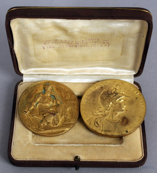 Lotto composto da due medaglie francesi in bronzo dorato, inizi XX secolo, diametro max. 6 cm.