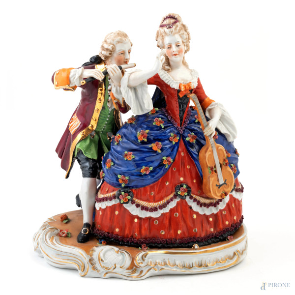 Gruppo in porcellana policroma Vecchia Vienna raffigurante coppia di musici, XX secolo, cm 28x25x14, (segni di usura)