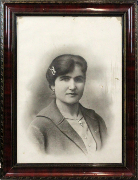 Ritratto di donna, antica fotografia, cm 63x44,5, entro cornice.