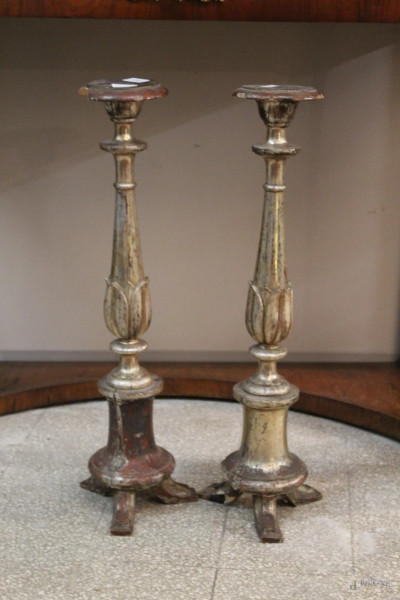 Coppia di portaceri in legno intagliato e dorato a mecca, XIX sec., H 70 cm.