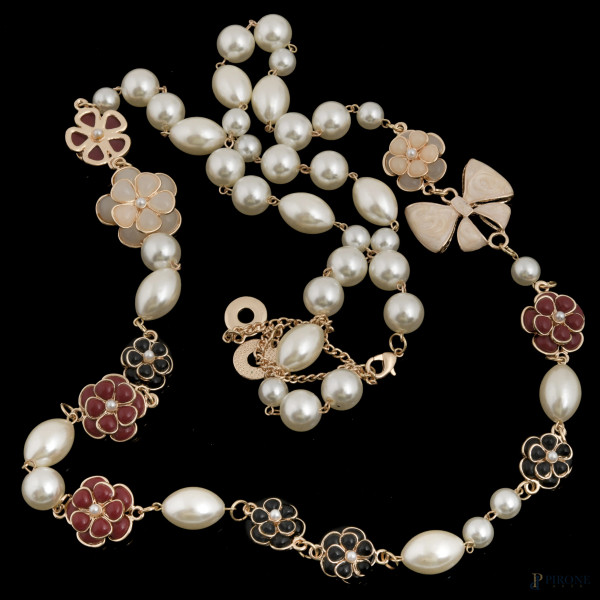 Collana di bigiotteria con perle, resina e smalti, lunghezza cm 112